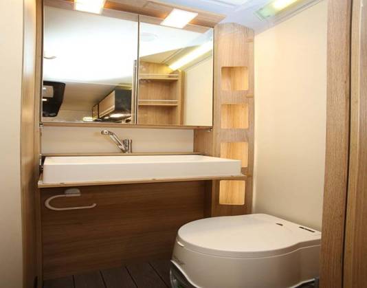 auch-der-waschraum-fehlt-nicht-im-neuen-knaus-travelino__477576_.jpg