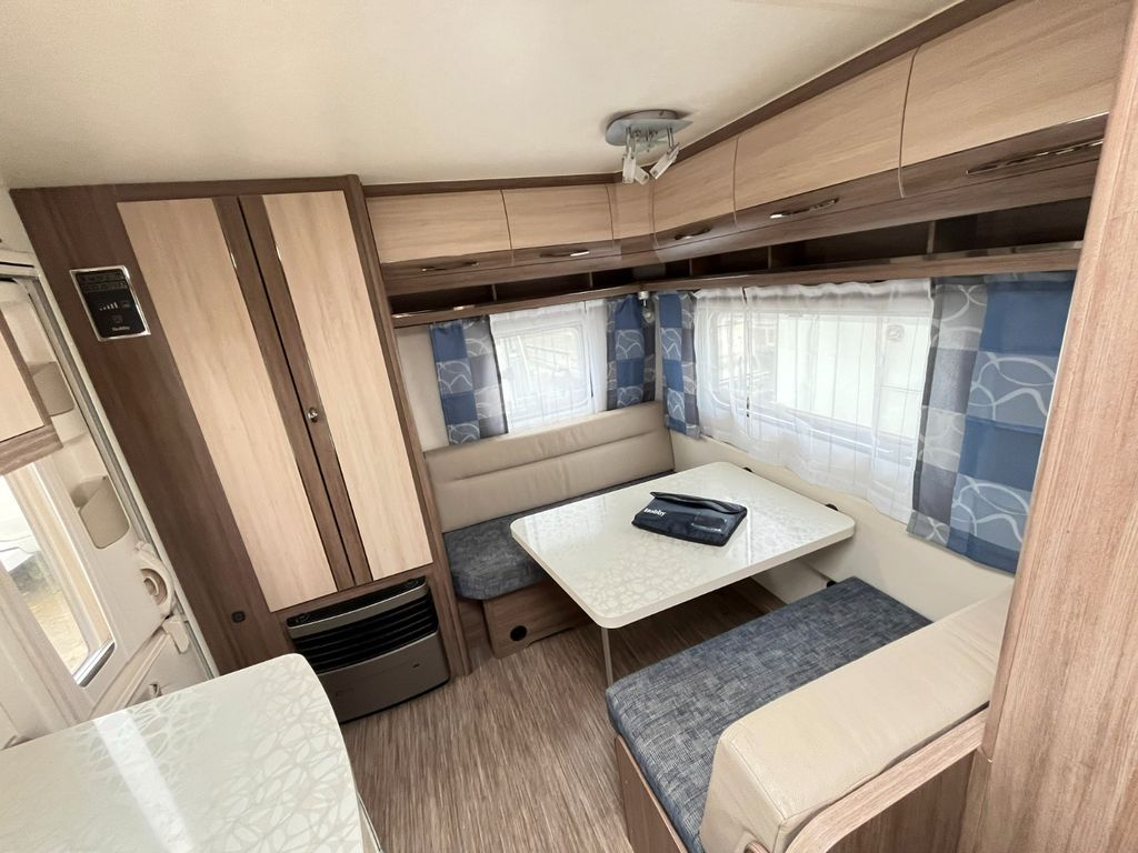 Hobby DE LUXE  440 SF - Querbett/Seitensitz/Mover