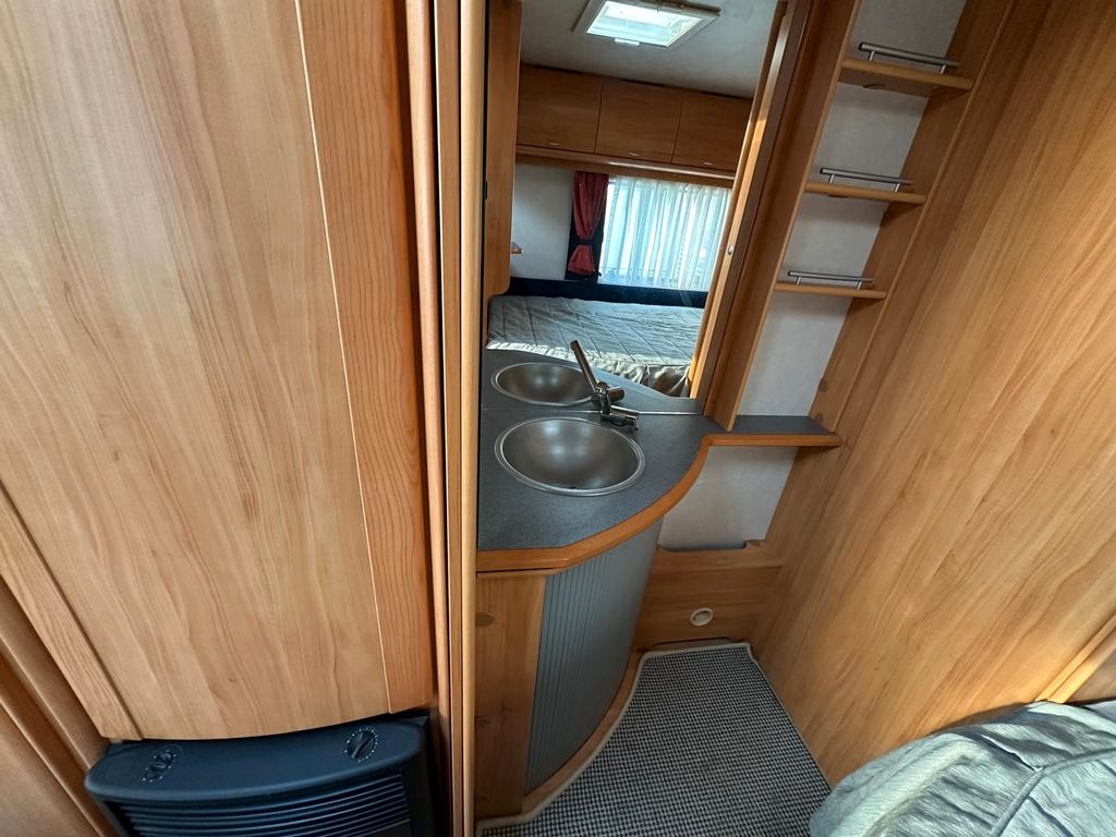 Adria 502 UP Adiva FESTBETT 1500 KG