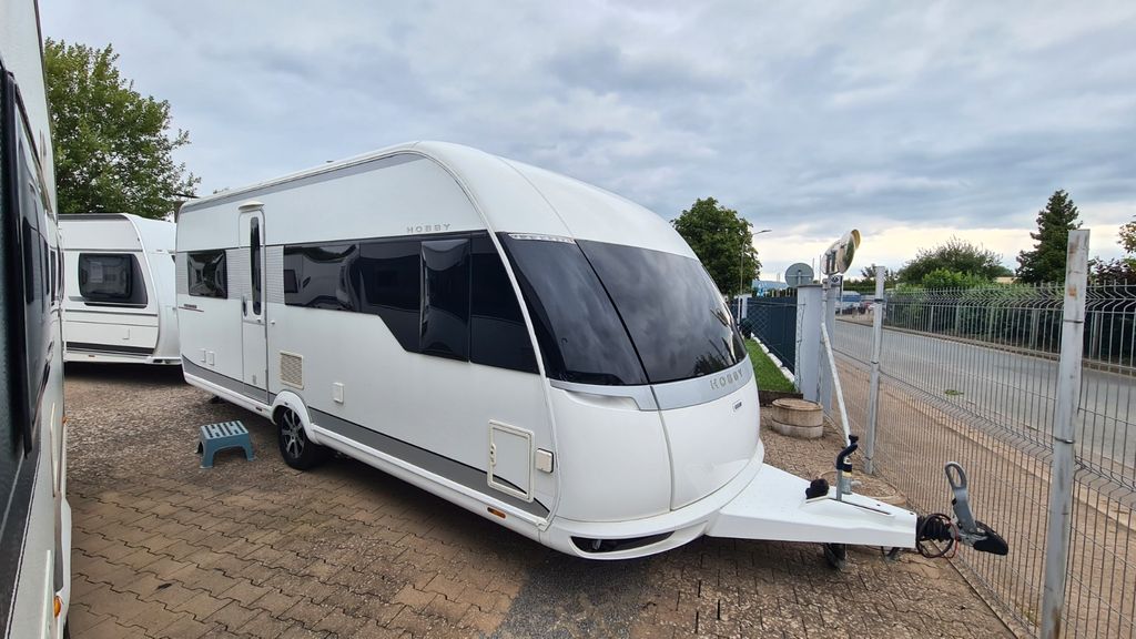 Hobby 560 CFE Premium mit Mover und Vorzelt