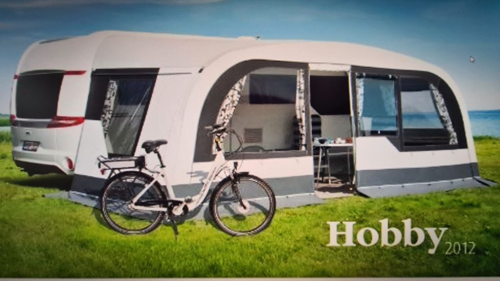 Hobby 560 CFE Premium mit Mover und Vorzelt